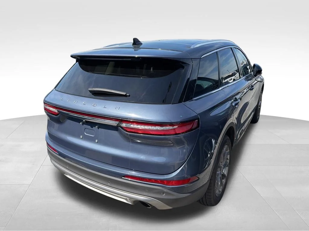 Used 2022 Blue Metallic Lincoln Standard image 12