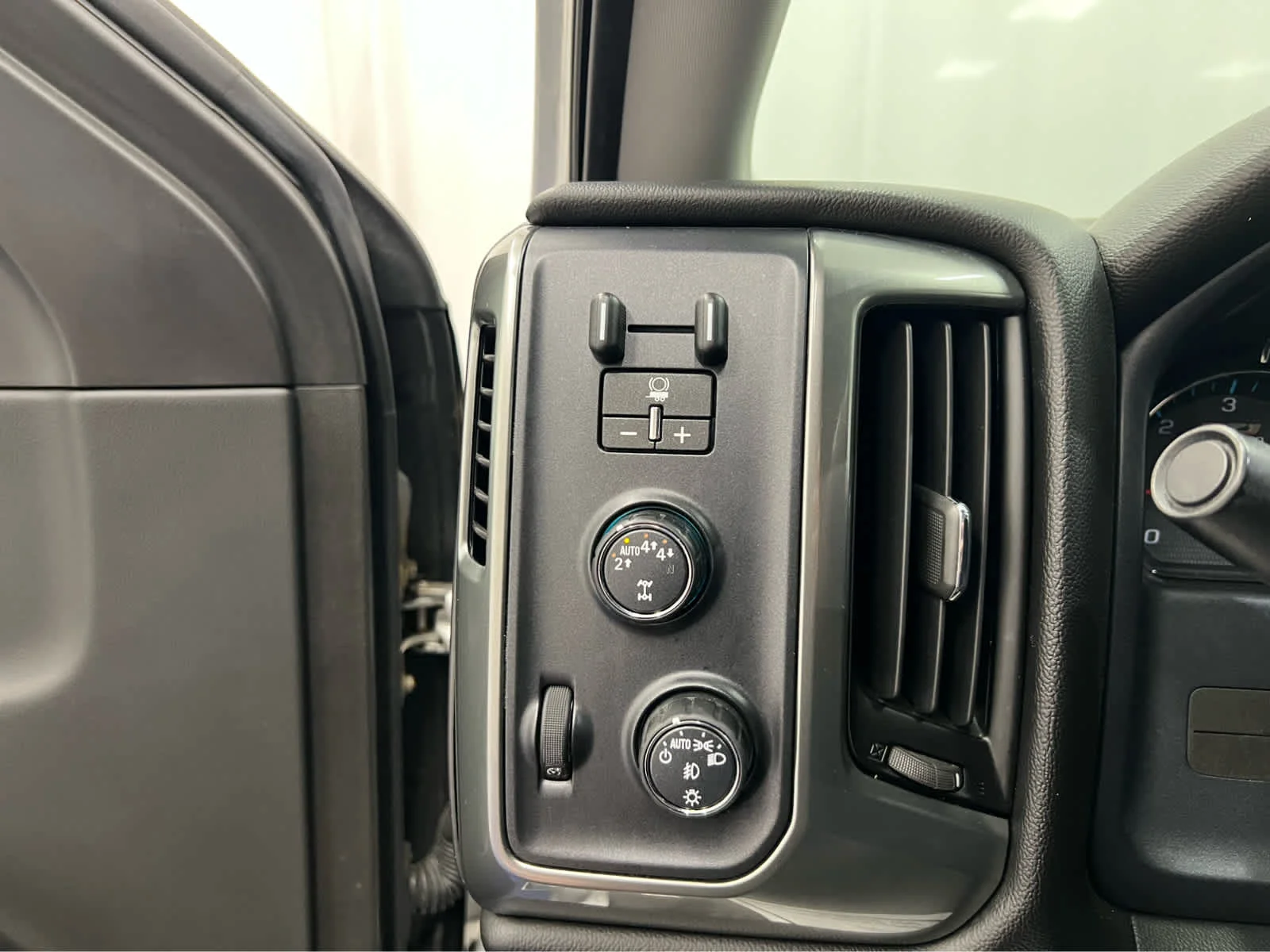 Used 2018 Silver Ice Metallic Chevrolet LT image 14