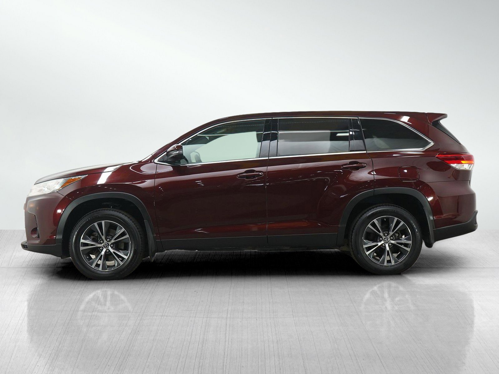 Used 2019 Toyota Highlander LE with VIN 5TDBZRFH0KS993225 for sale in Burnsville, Minnesota