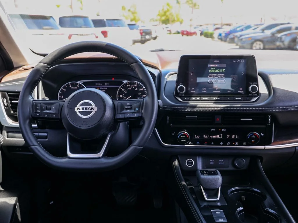 Used 2021 Blue Nissan SL image 19