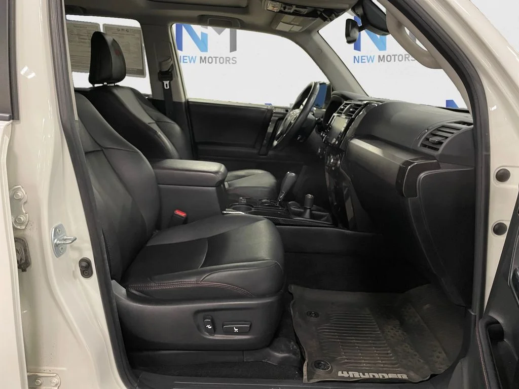 Used 2020 Super White Toyota Venture image 15