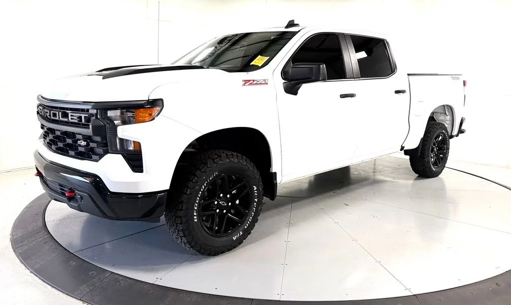 Used 2025 White Chevrolet Custom Trail Boss image 9