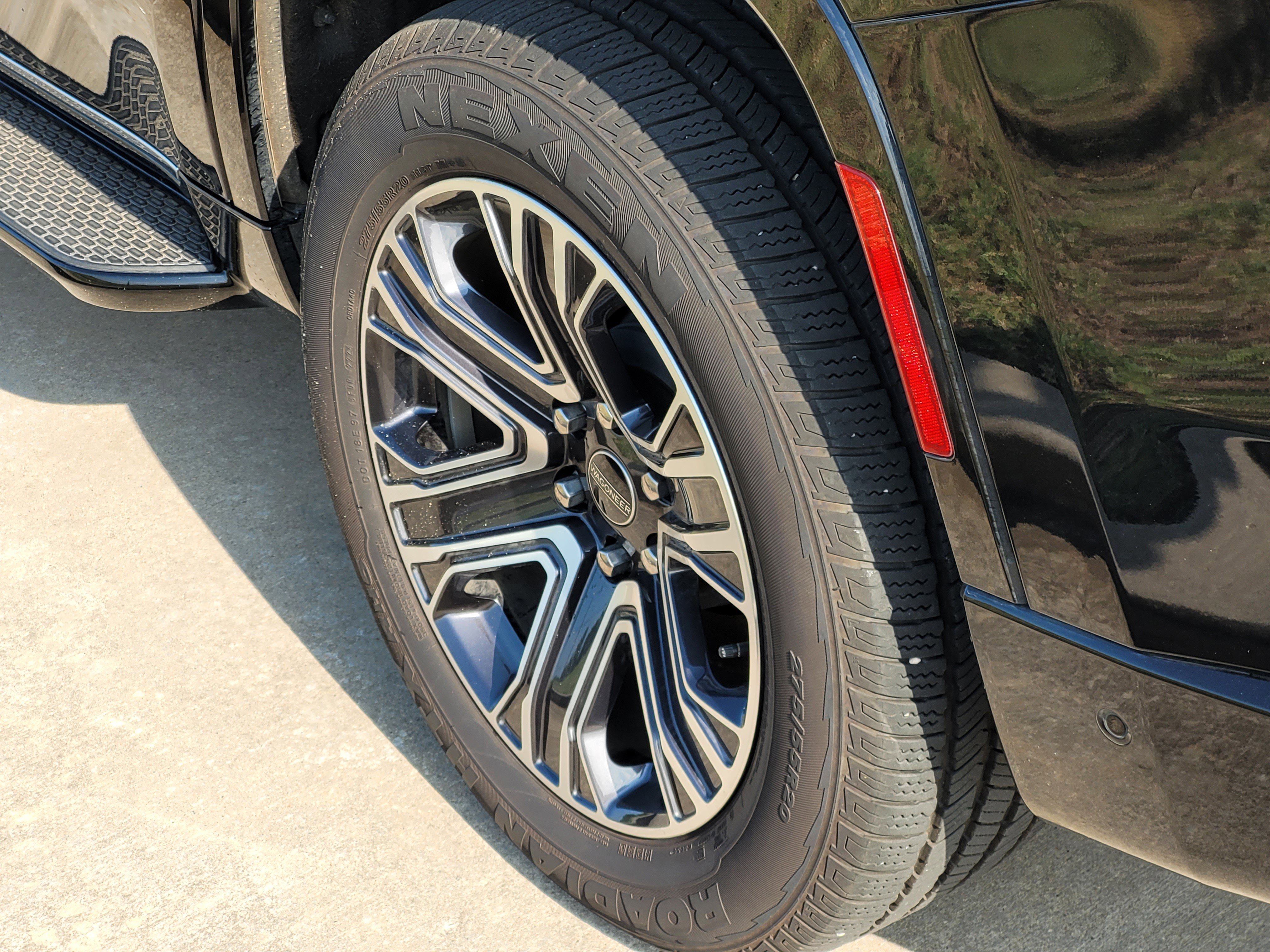 New 2025 Diamond Black Crystal Pearlcoat Jeep  image 5