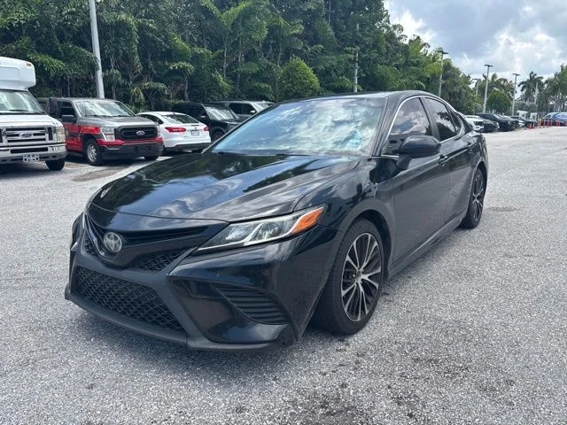 Used 2018 Midnight Black Metallic Toyota SE image 5