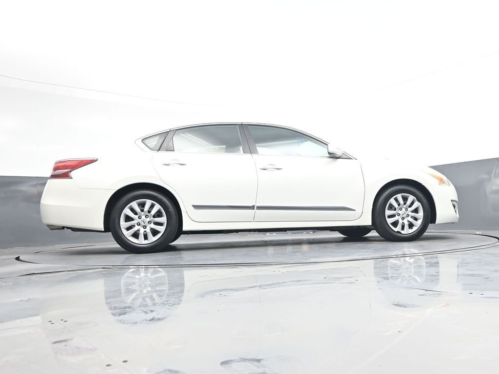 Used 2014 White Nissan 2.5 S image 39