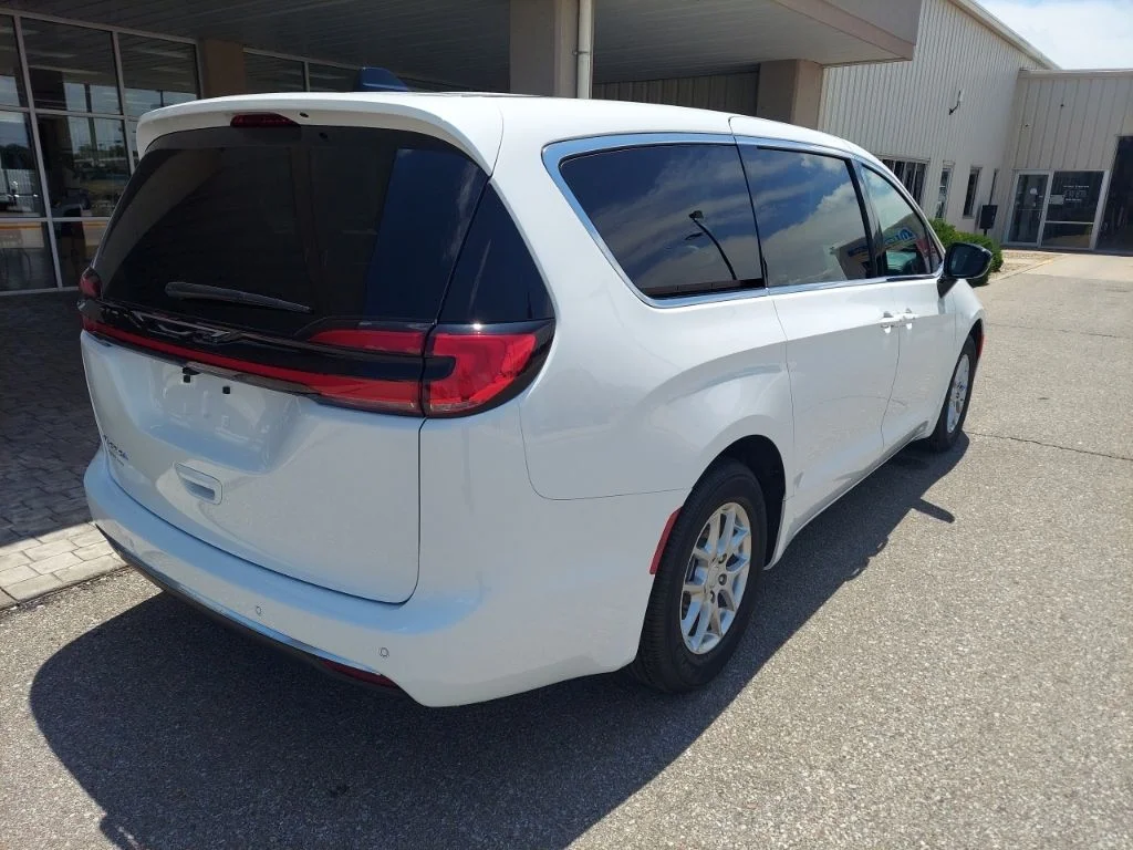 New 2027 Bright White Clear-Coat Exterior Paint Chrysler Select image 7