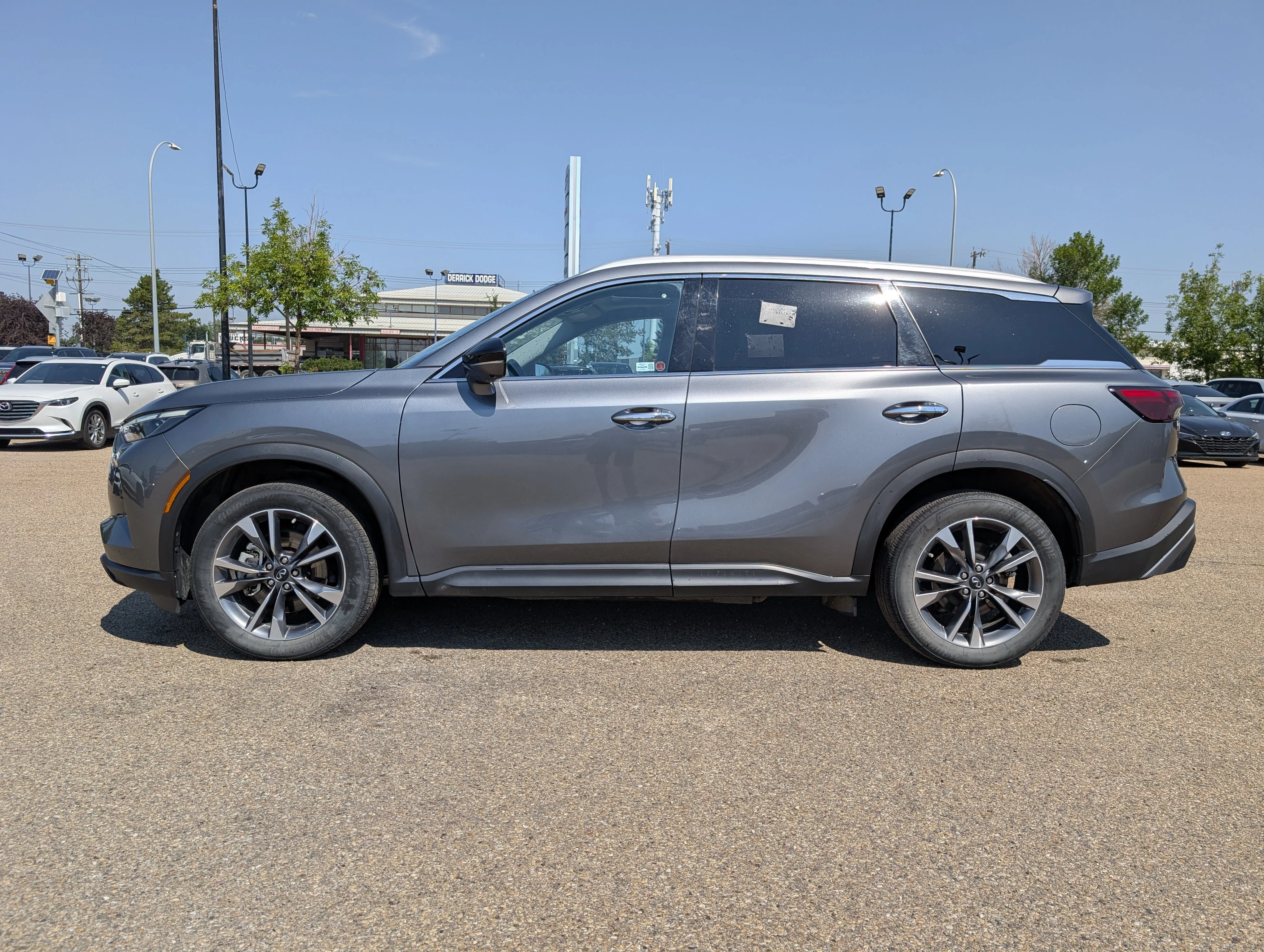 Used 2024 Glacier White INFINITI LUXE image 3