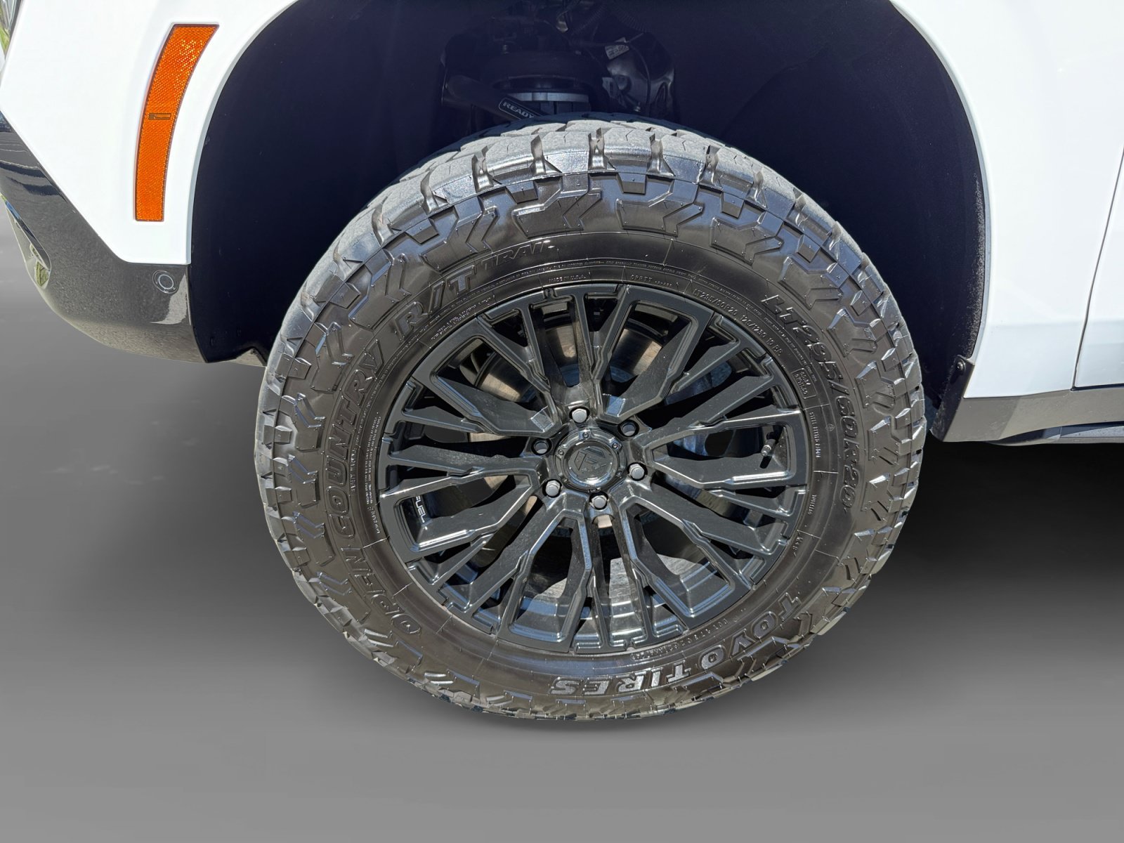 Used 2025 Summit White GMC AT4 image 9