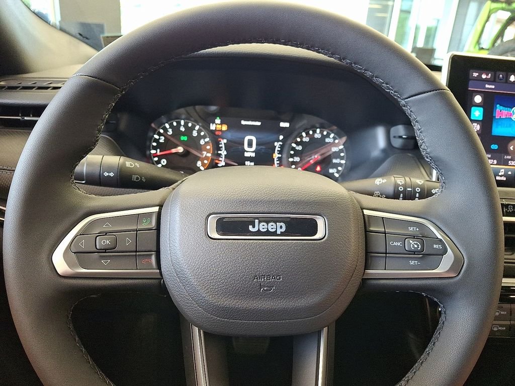 New 2026 Diamond Black Crystal Pearlcoat Jeep Latitude image 16