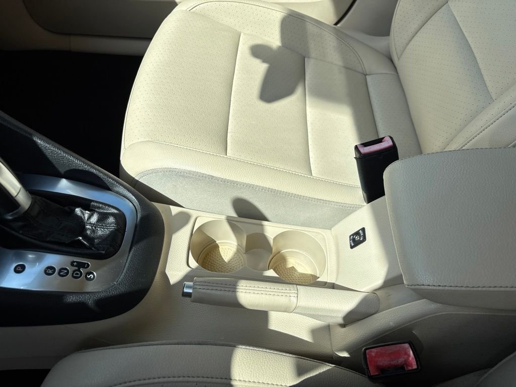 Used 2013 Candy White Volkswagen 2.5L SE image 28