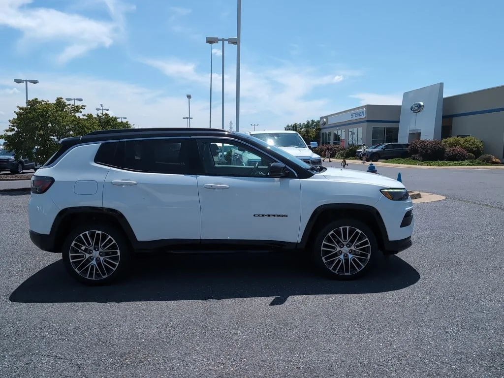Certified Used 2022 White Jeep Limited image 4