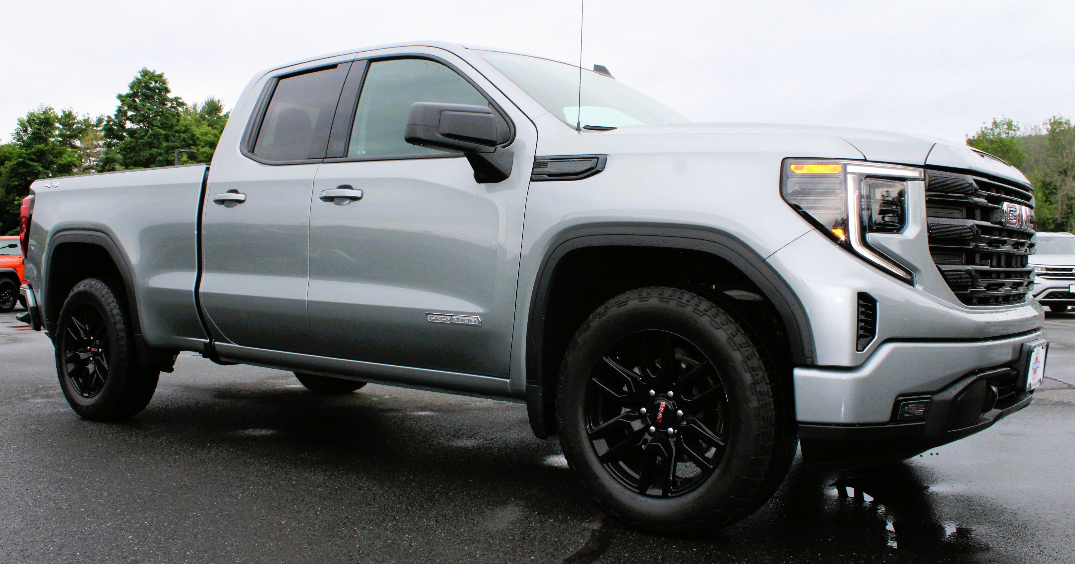 Used 2023 Sterling Metallic GMC Elevation image 5