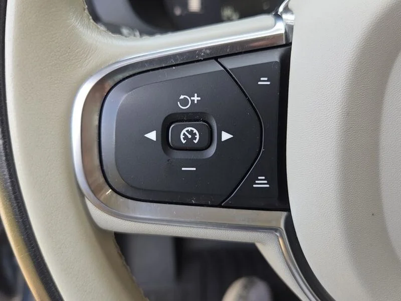 Used 2019 Denim Blue Metallic Volvo Momentum image 24