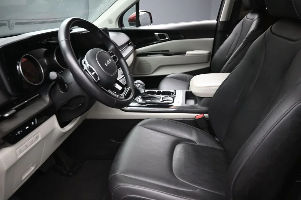 Used 2022 Red Kia EX image 17