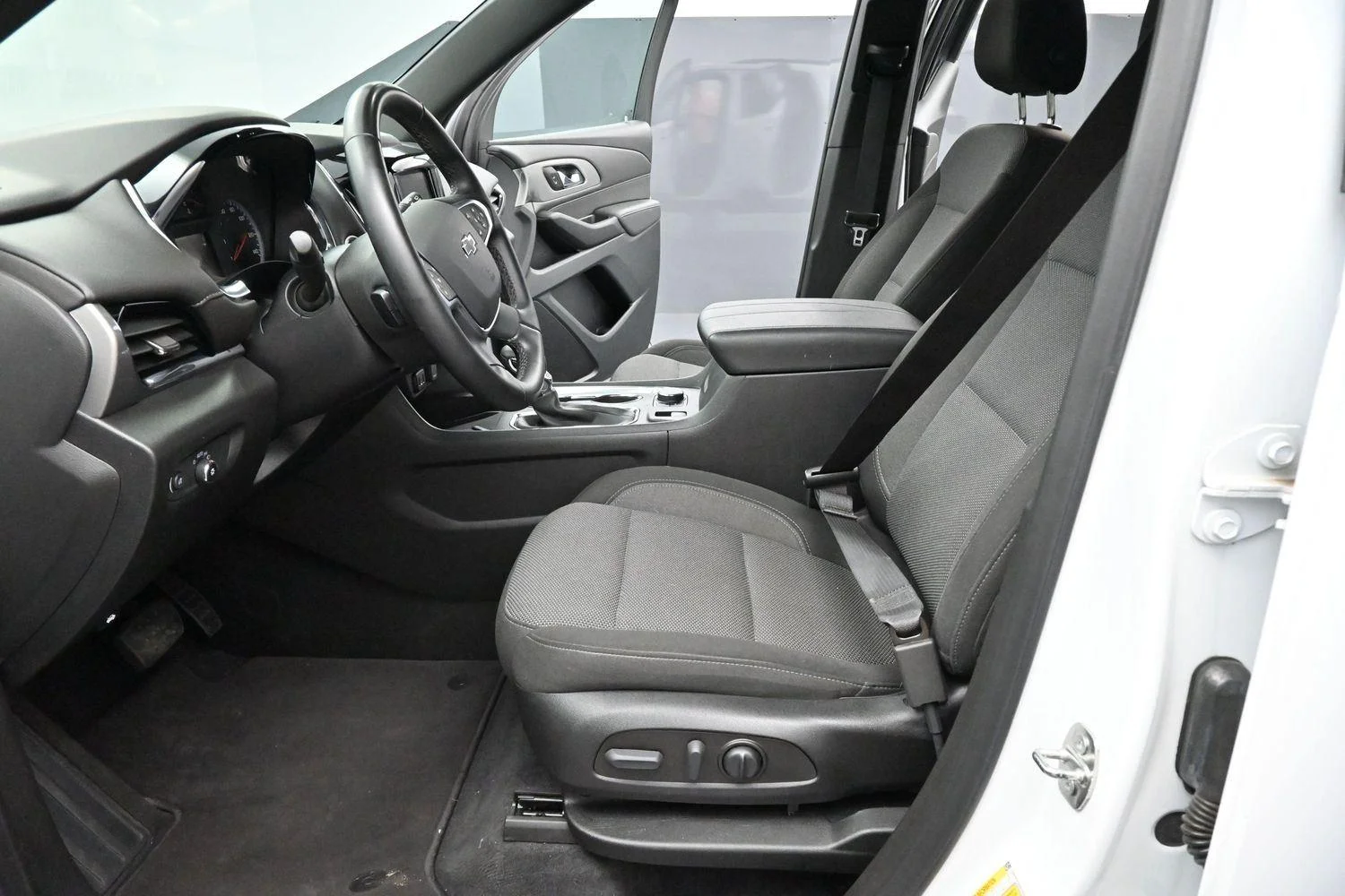 Used 2023 Summit White Chevrolet LT Cloth image 13