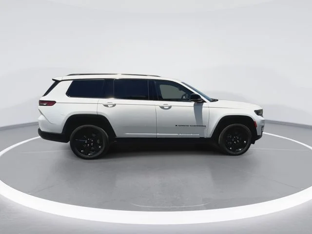 Used 2023 White Jeep Altitude image 12
