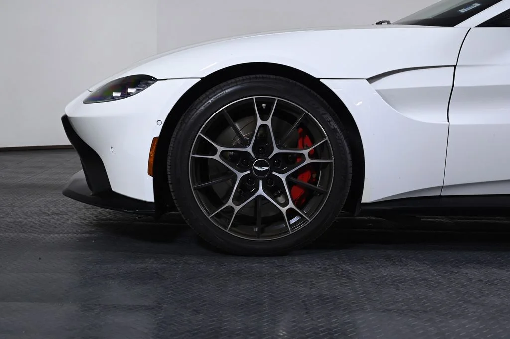 Used 2022 Lunar White Aston Martin Coupe image 26
