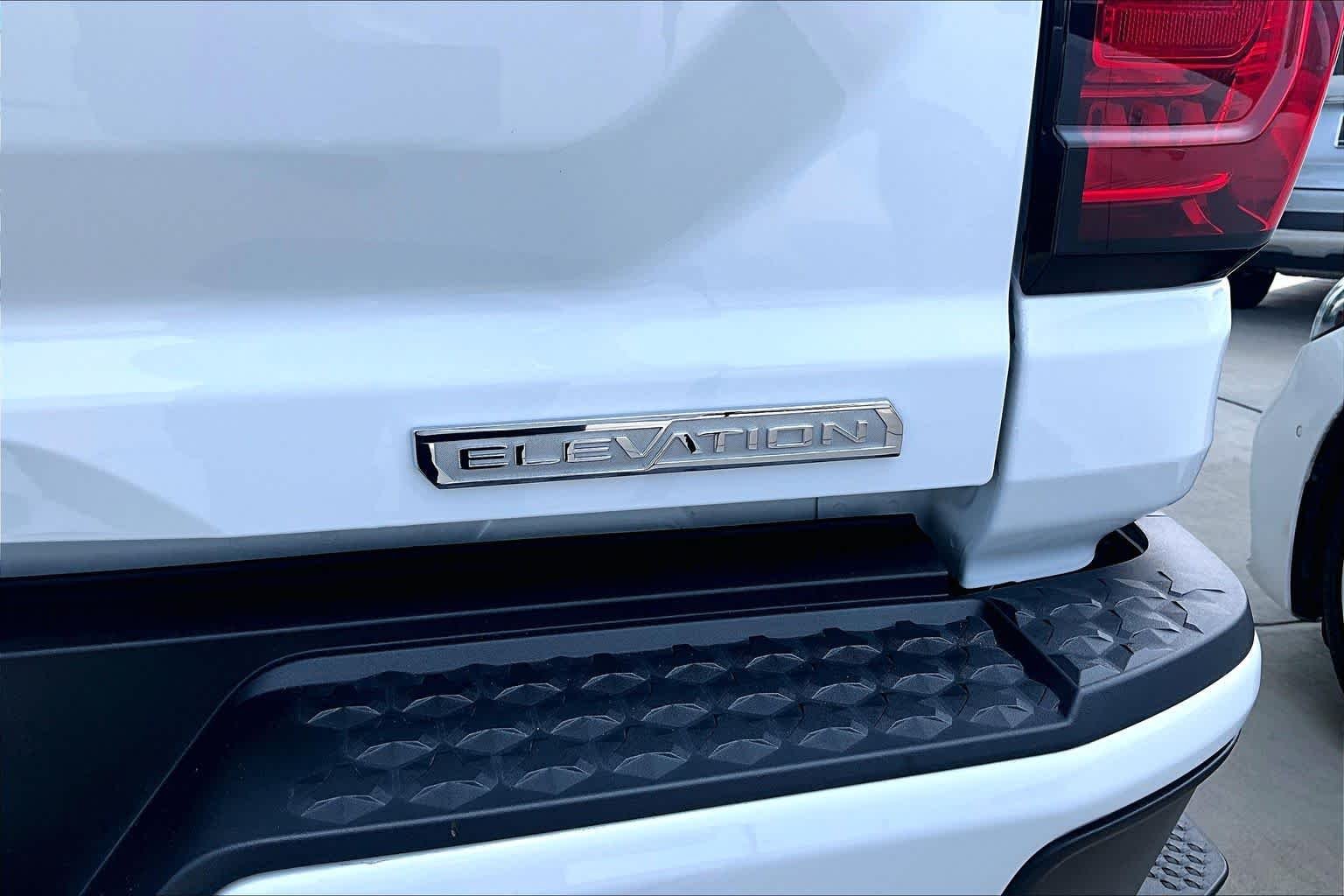 Used 2024 Summit White GMC 2WD Elevation image 28