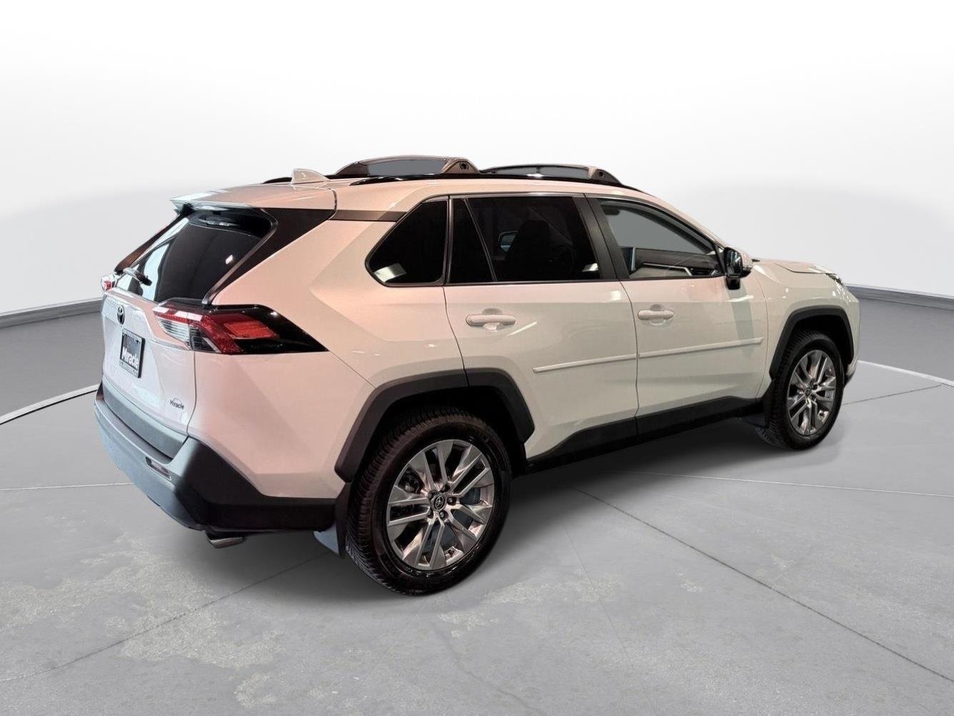 Used 2024 Wind Chill Pearl Toyota XLE Premium image 11