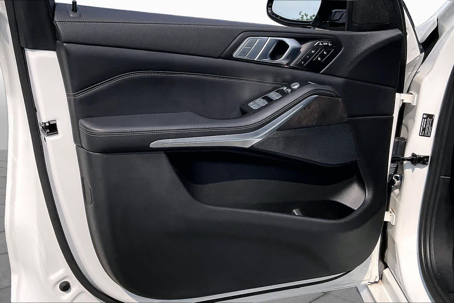 Used 2022 Mineral White Metallic BMW xDrive40i image 21