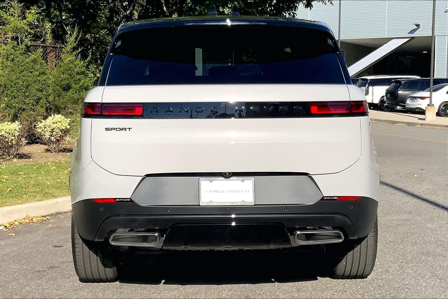 New 2027 Borasco Grey Land Rover  SE P360 image 4