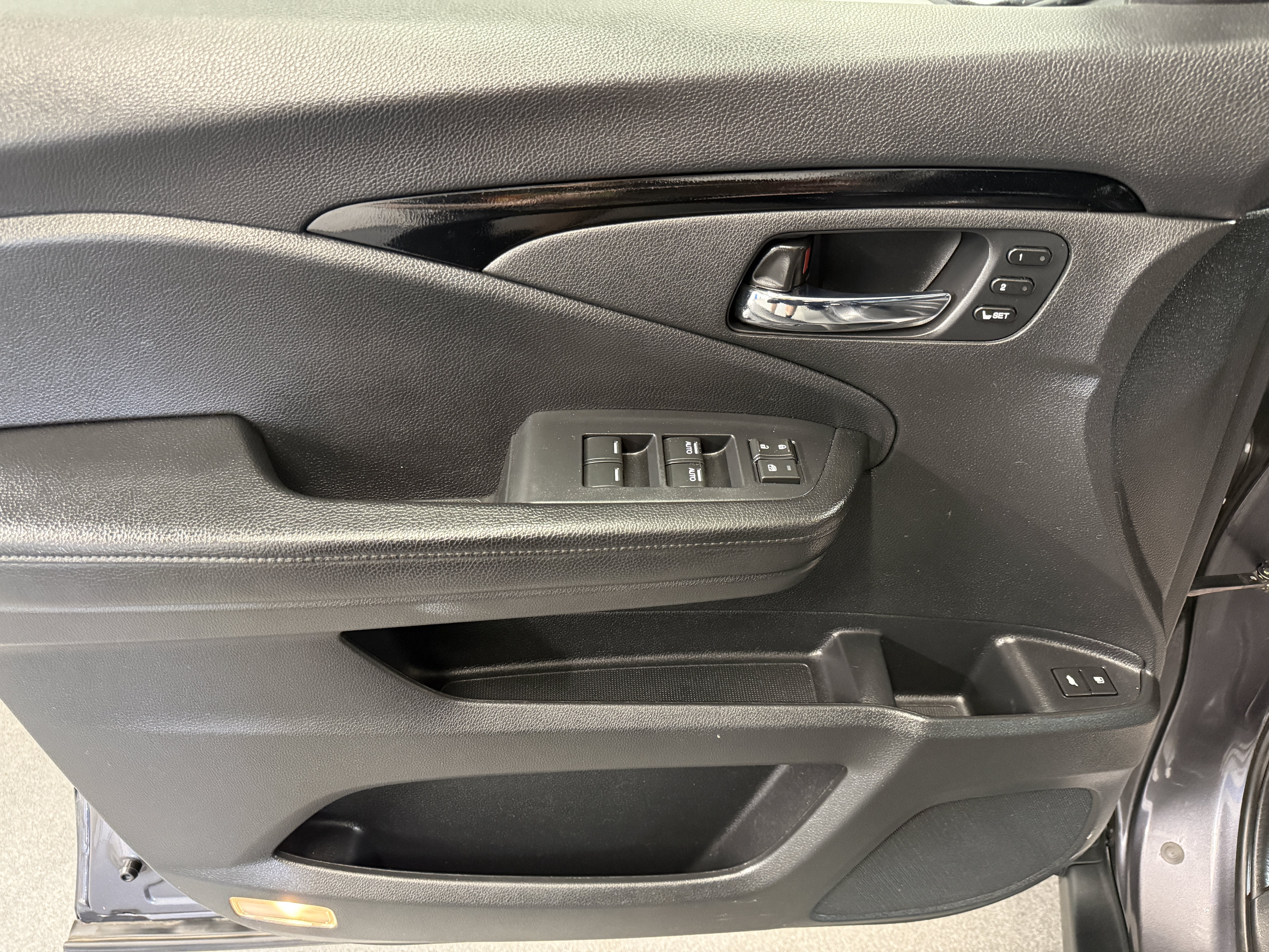 Used 2019 Modern Steel Metallic Honda Touring image 11