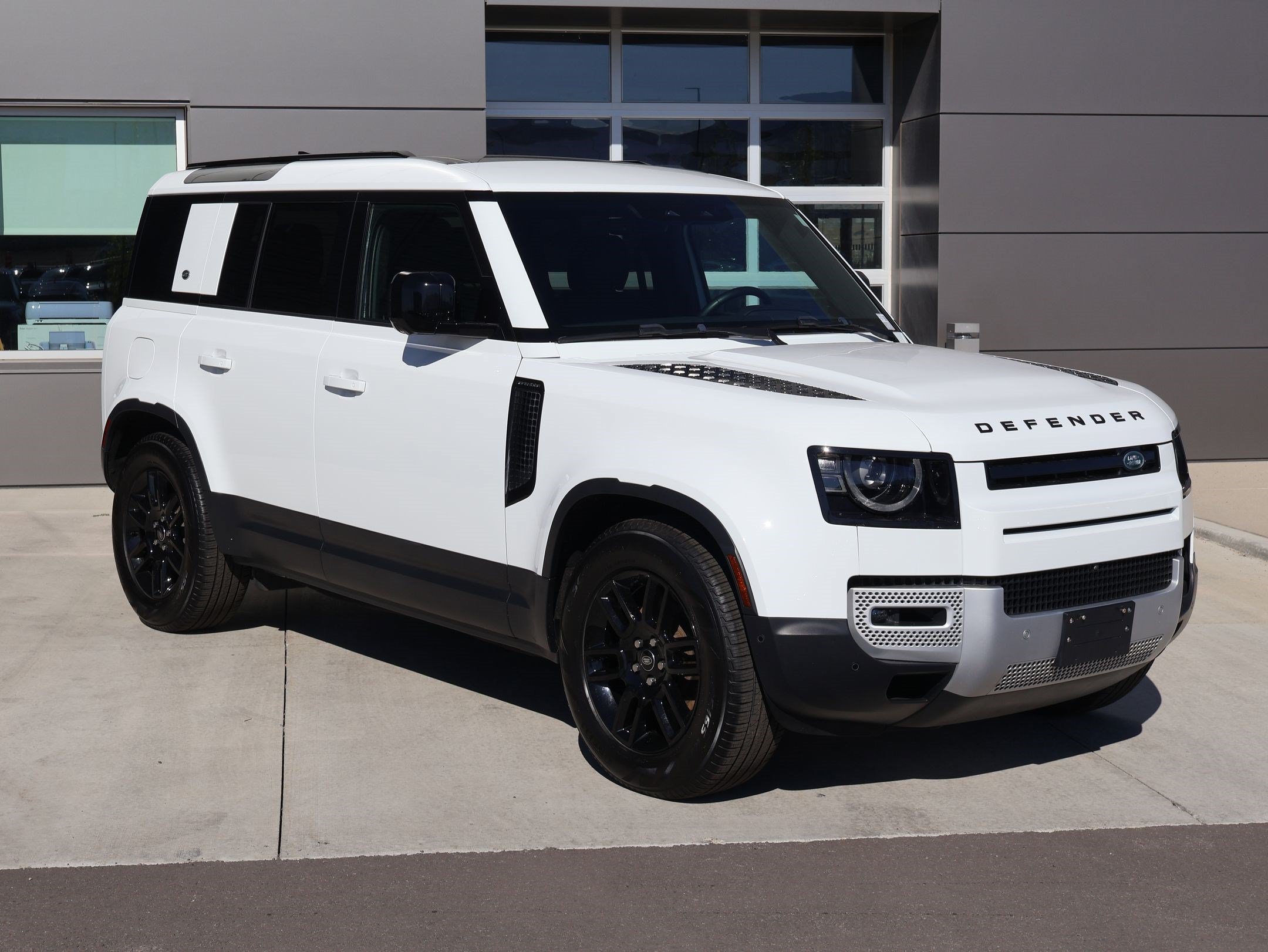 Used 2024 Fuji White Land Rover 110 P300 S image 3