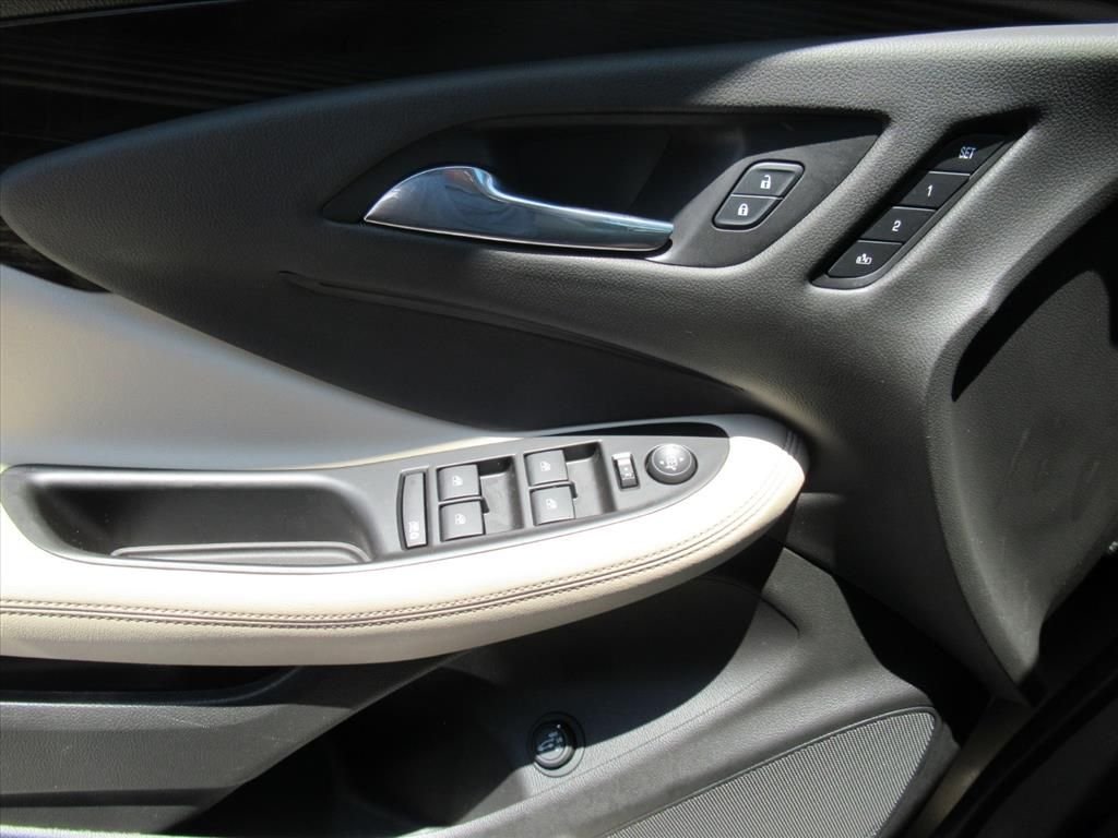 Used 2019 Brown Buick Essence image 19