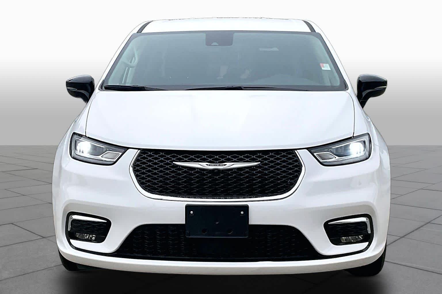 Used 2024 Bright White Clearcoat Chrysler Touring L image 4