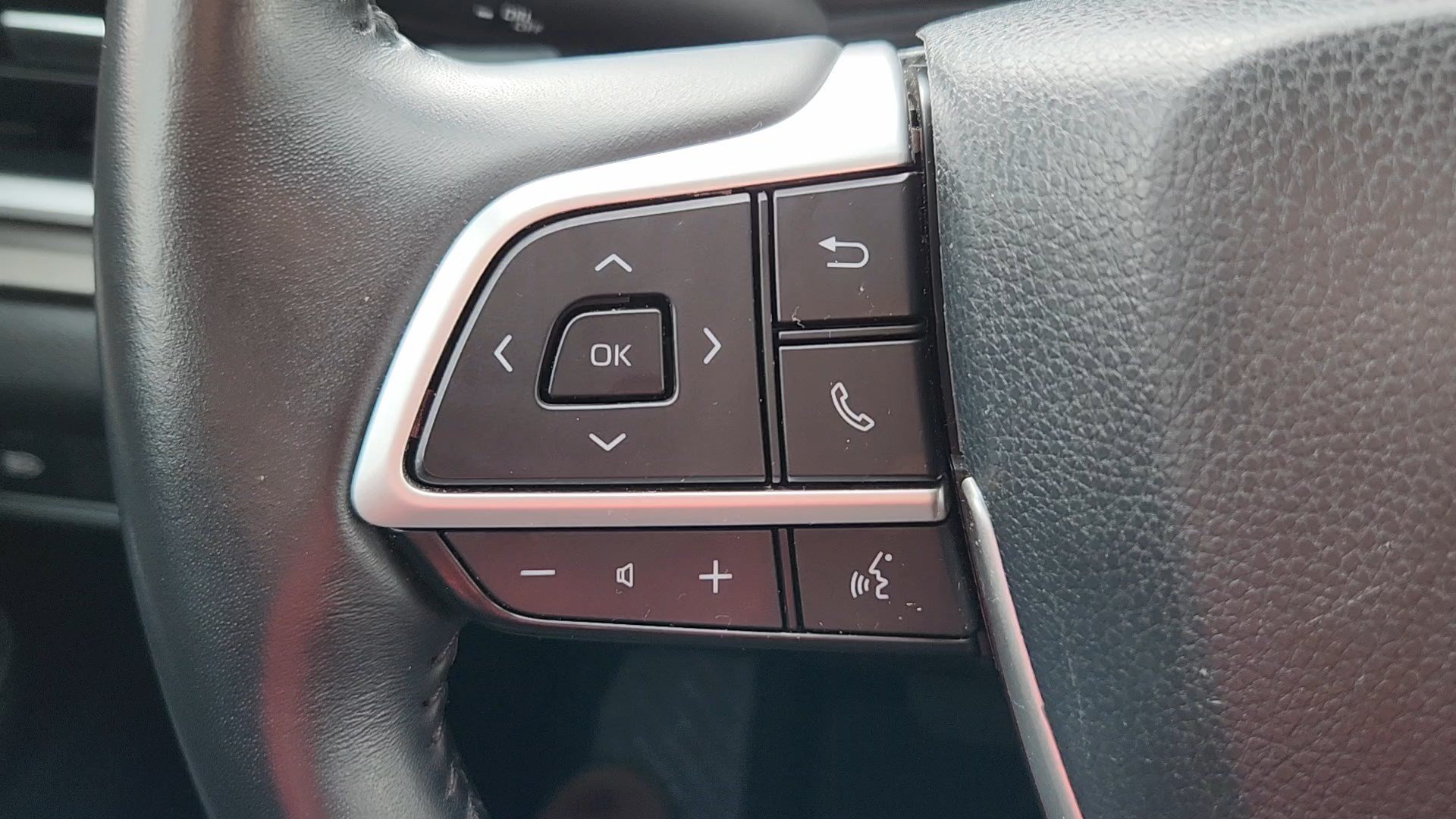 Used 2025 Wind Chill Pearl Toyota XLE image 12