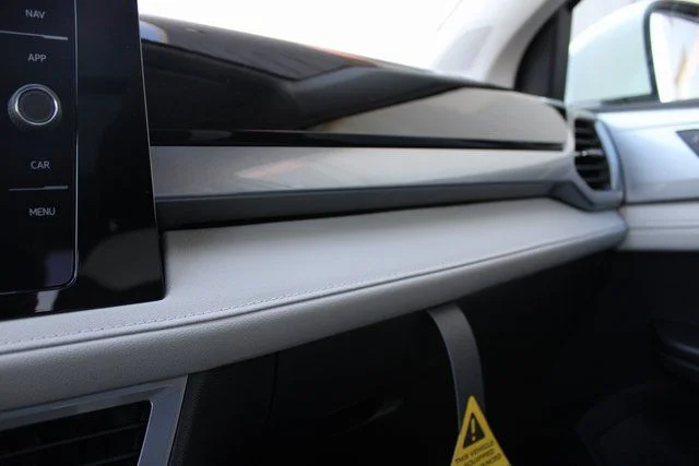 2025 Volkswagen Taos SEL - Photo 9