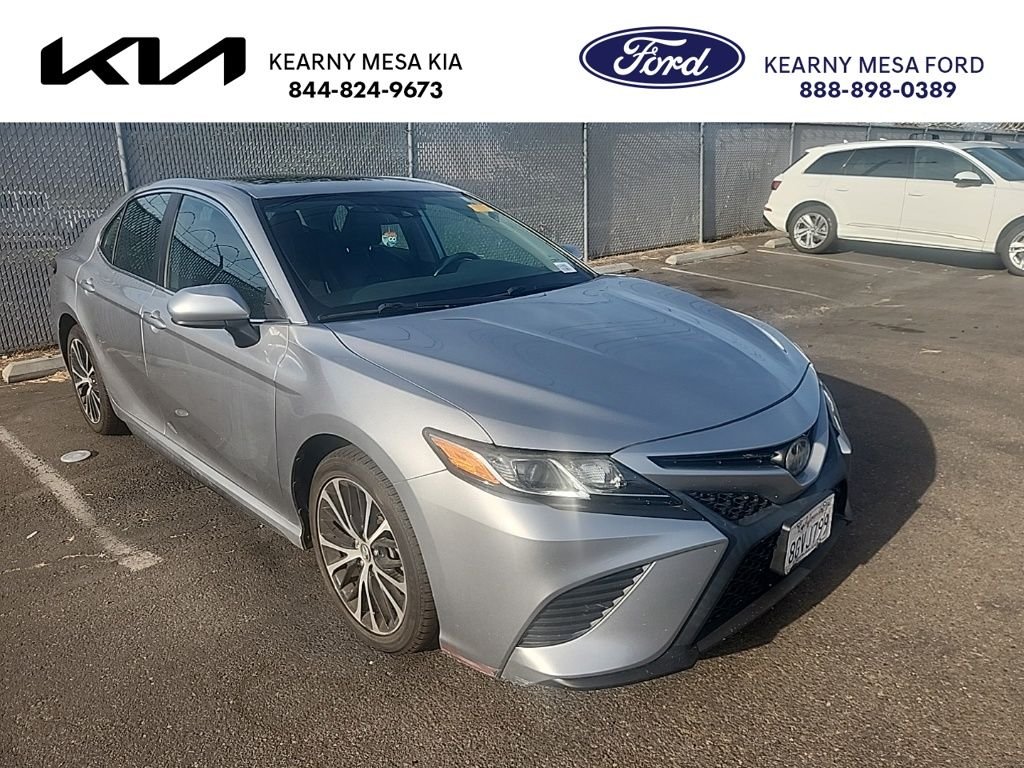 Used 2019 Silver Toyota SE image 1