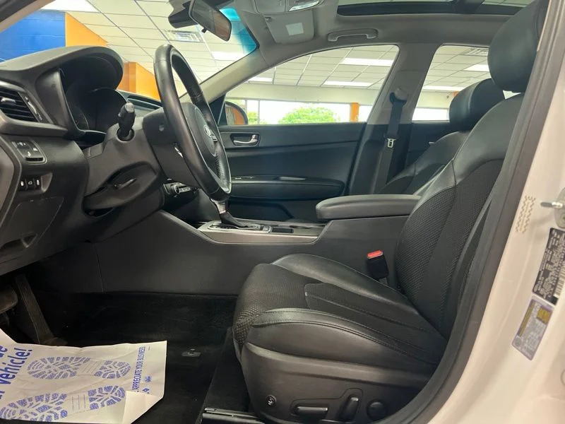 Used 2020 White Kia S image 18