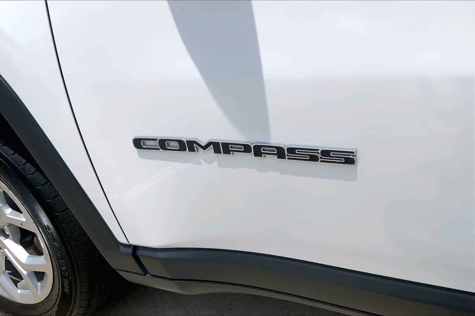 Used 2024 Bright White Clearcoat Jeep Latitude image 10