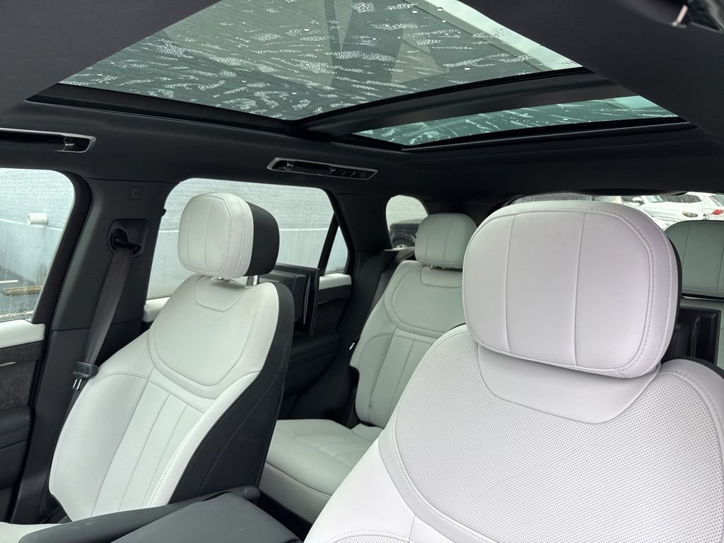 Used 2023 Black Land Rover SE Dynamic image 10