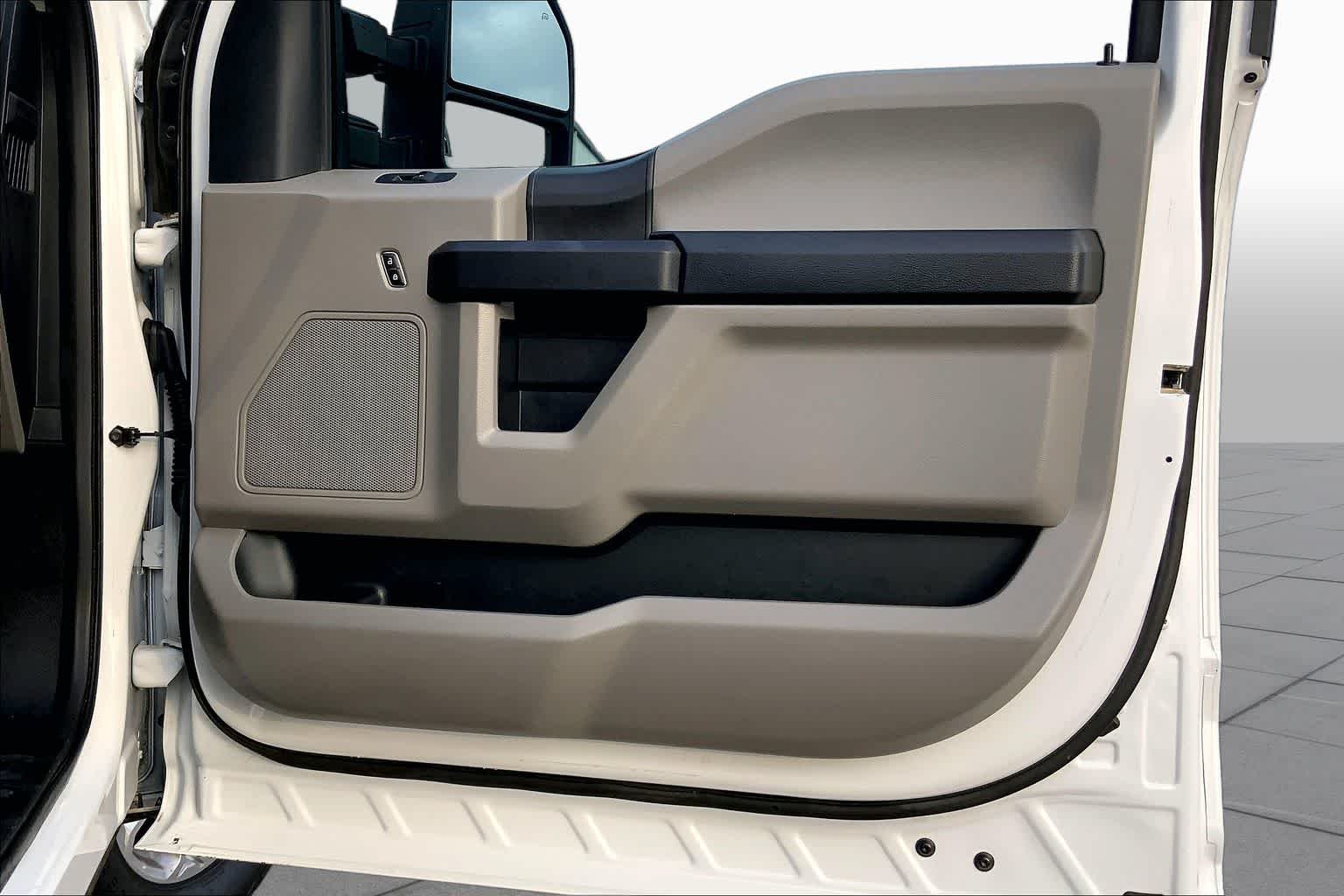 Used 2018 Oxford White Ford F-350 SRW Pickup XL image 19