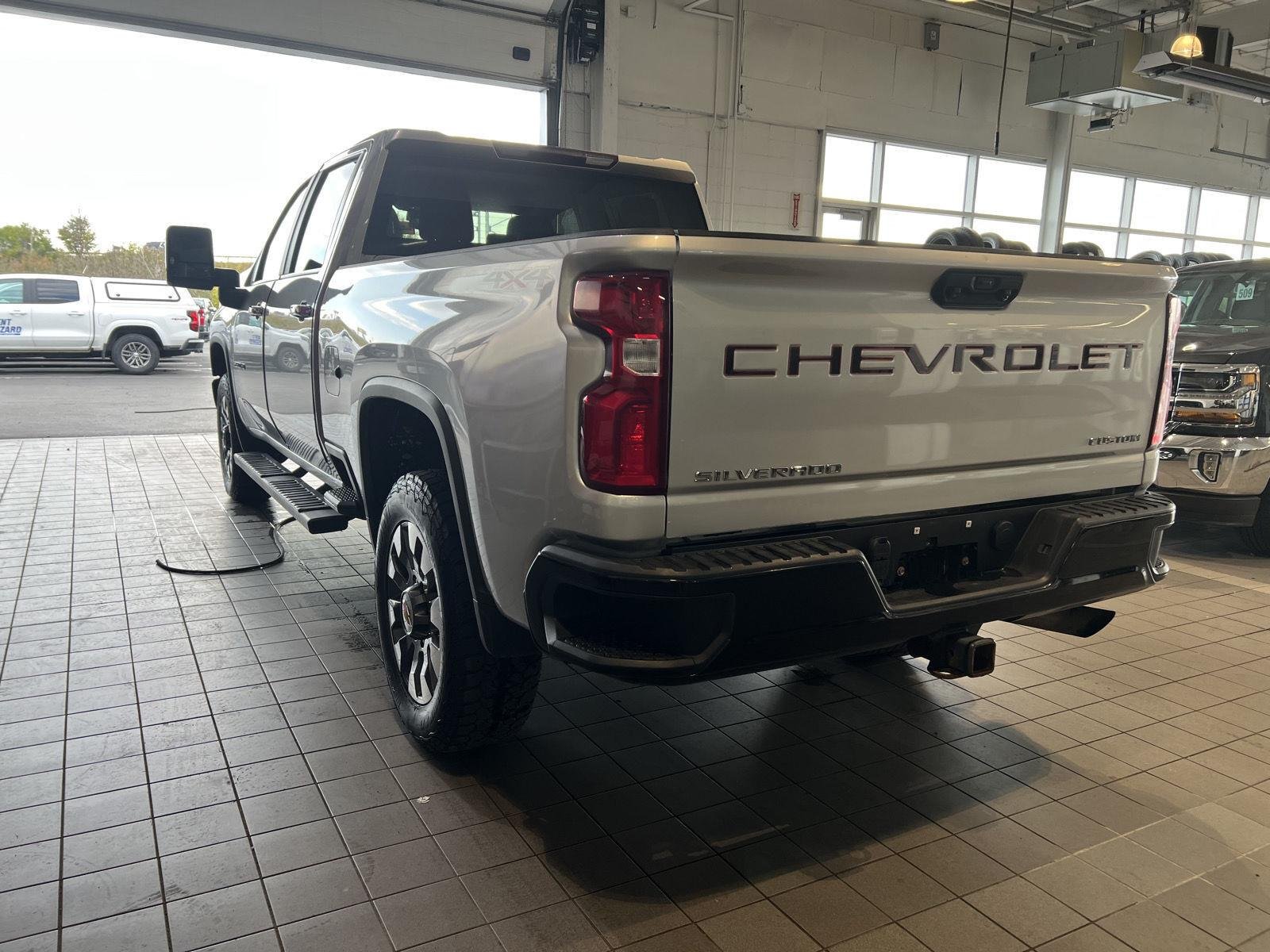 Used 2021 Silver Ice Metallic Chevrolet Custom image 5