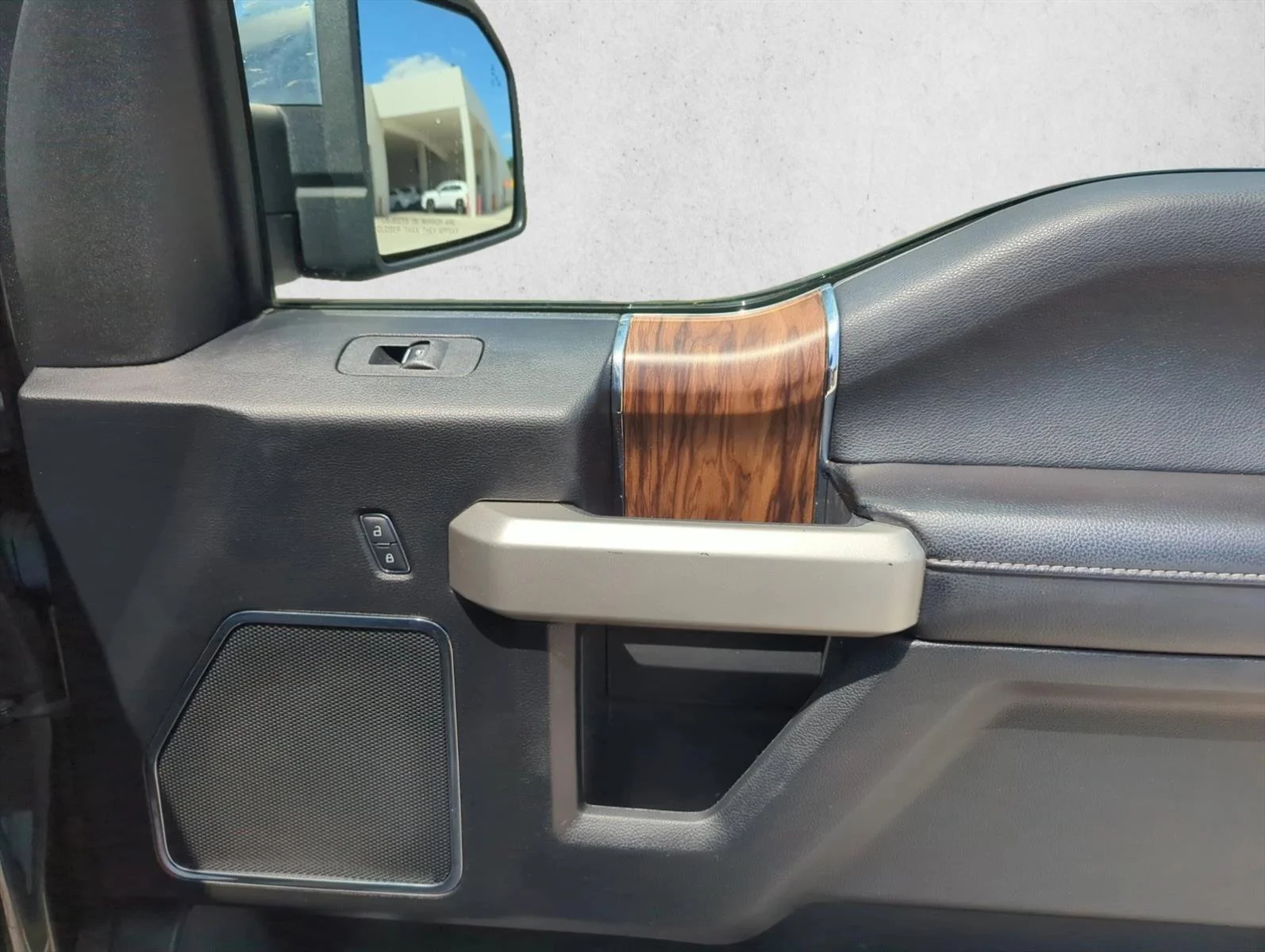 Used 2018 Magnetic Metallic Ford LARIAT image 24