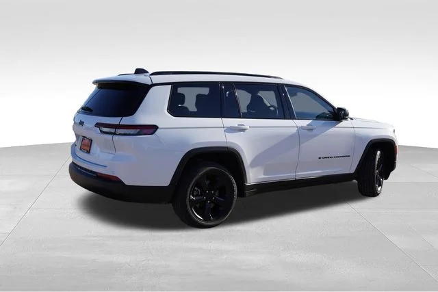 Used 2023 White Jeep Altitude image 4
