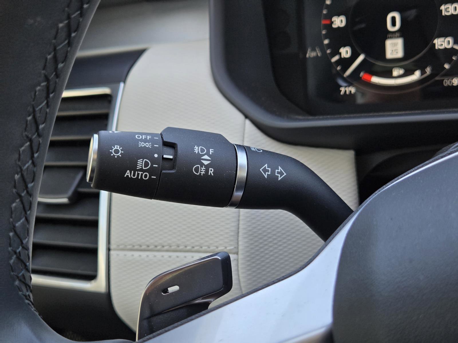 Used 2025 Fuji White Land Rover Dynamic SE image 18