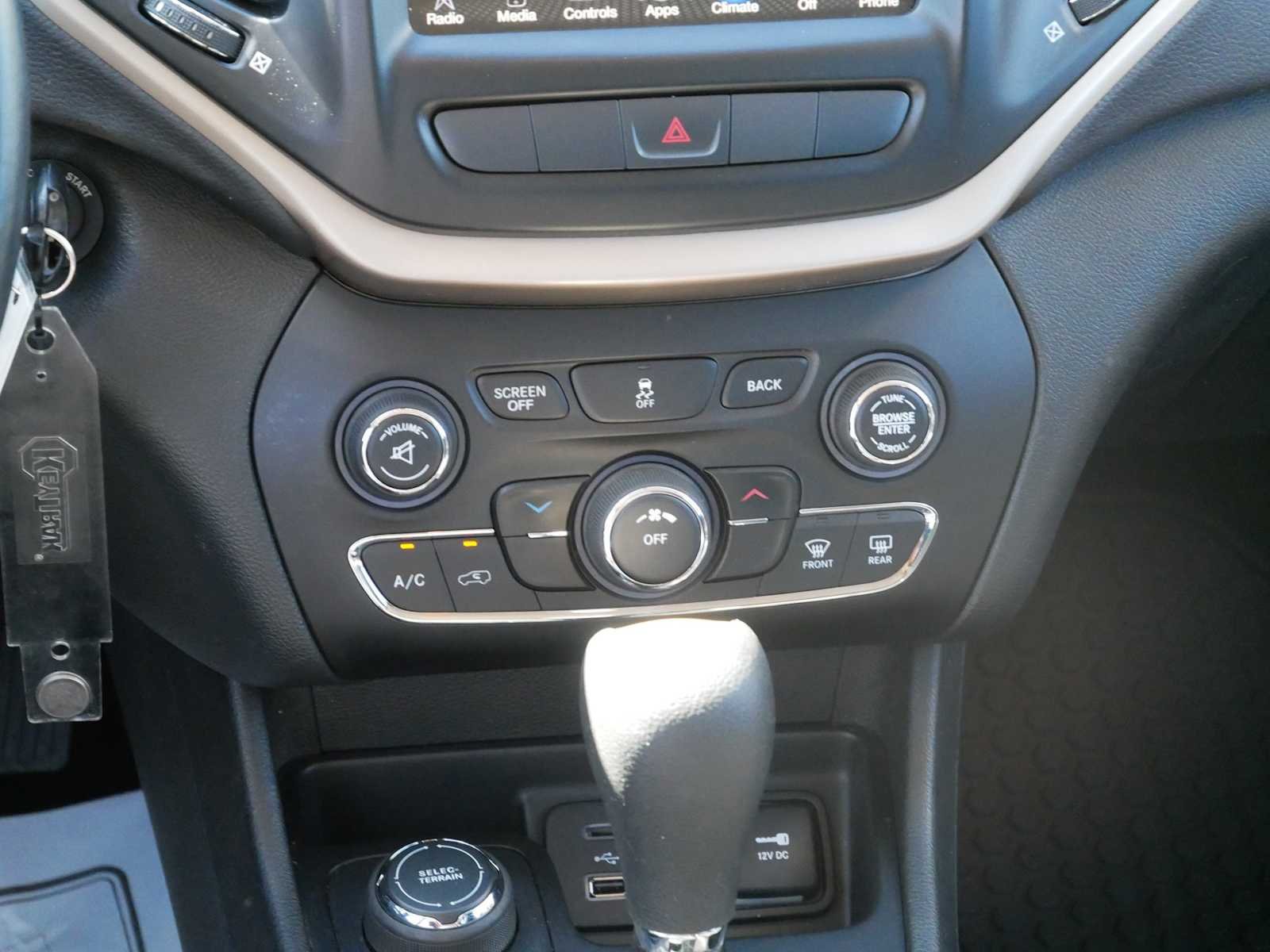 Used 2015 Bright White Clearcoat Jeep Latitude image 11