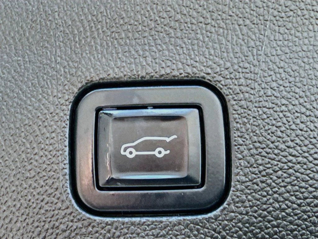Used 2022 White Buick Avenir image 33