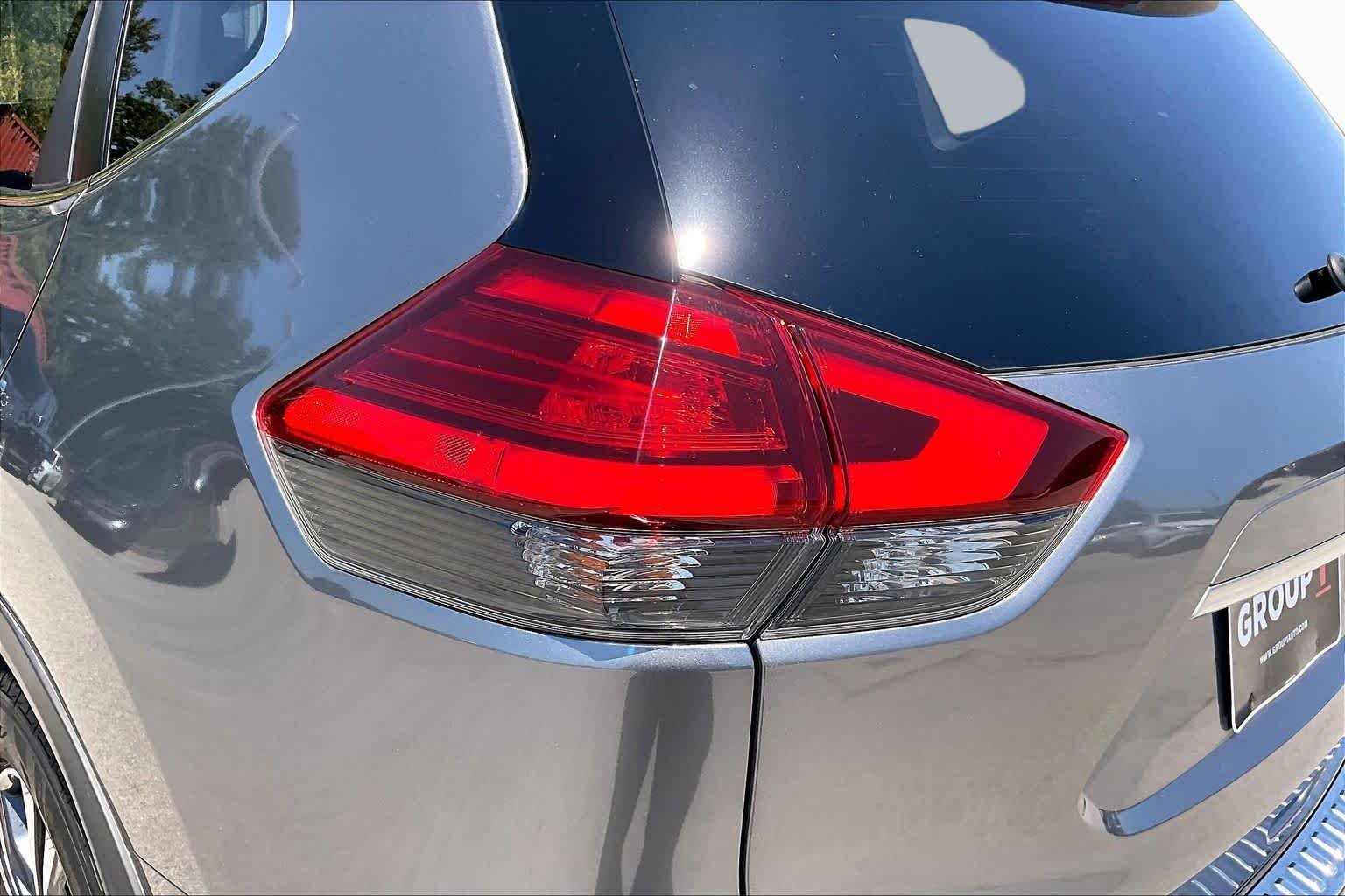 Used 2017 Gun Metallic Nissan SL image 27