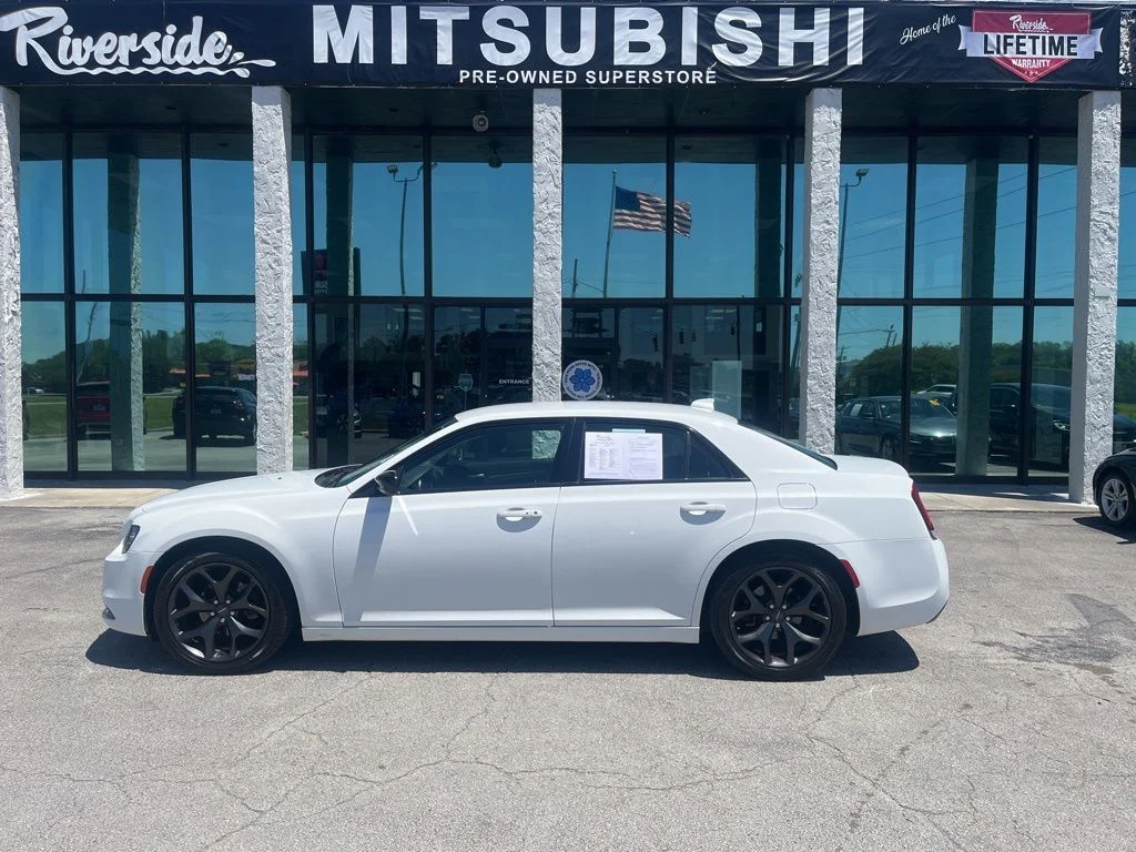 2021 Chrysler 300 Touring's photo
