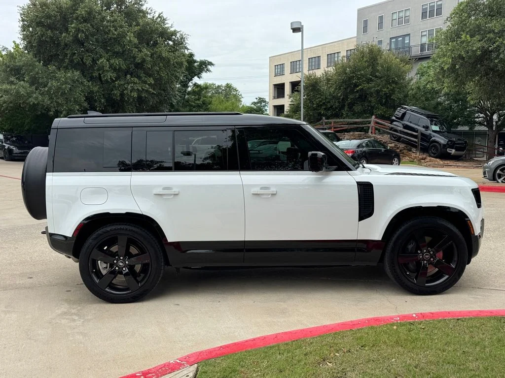 Certified Used 2025 White Land Rover X-Dynamic SE image 10