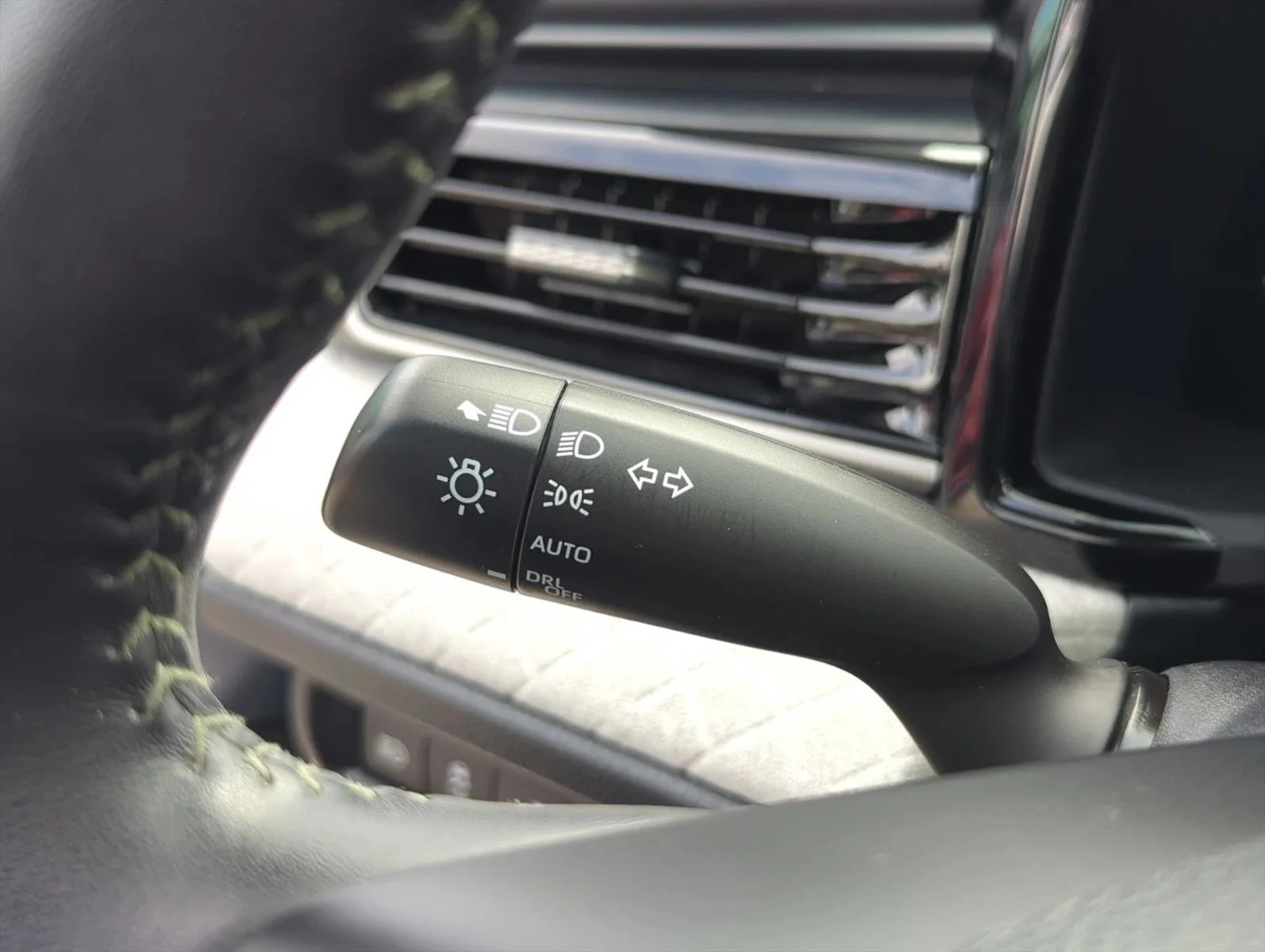 Used 2025 Wind Chill Pearl Toyota XLE image 17