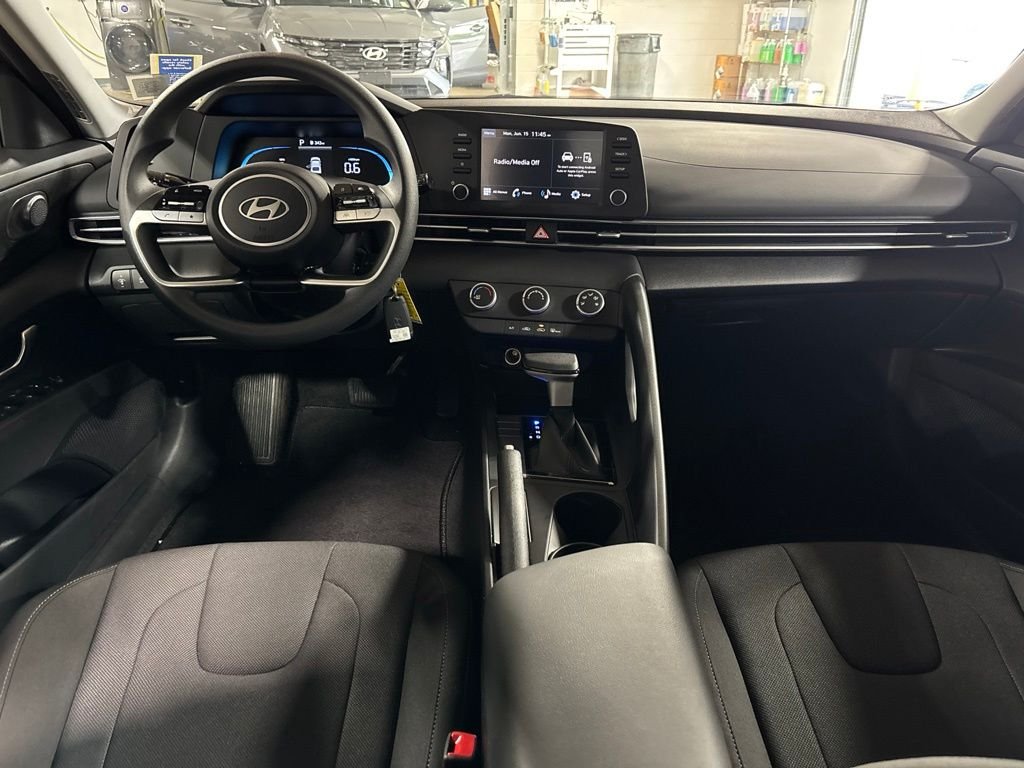 Used 2025 Red Hyundai SE image 10