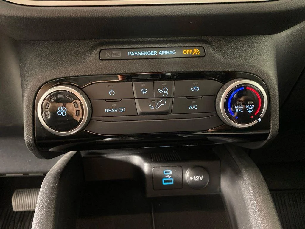 Used 2022 White Metallic Ford SE image 17