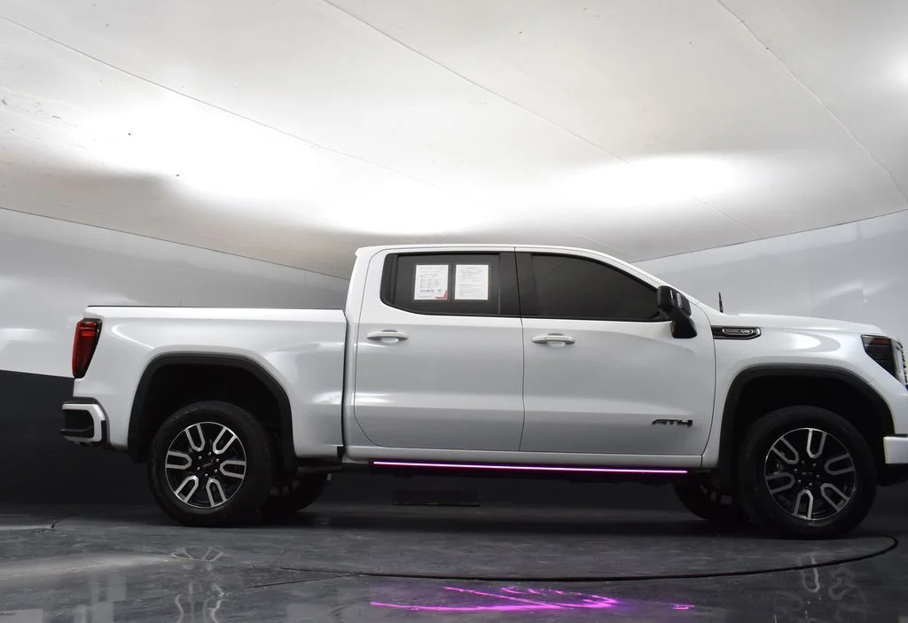 Used 2025 White GMC AT4 image 31