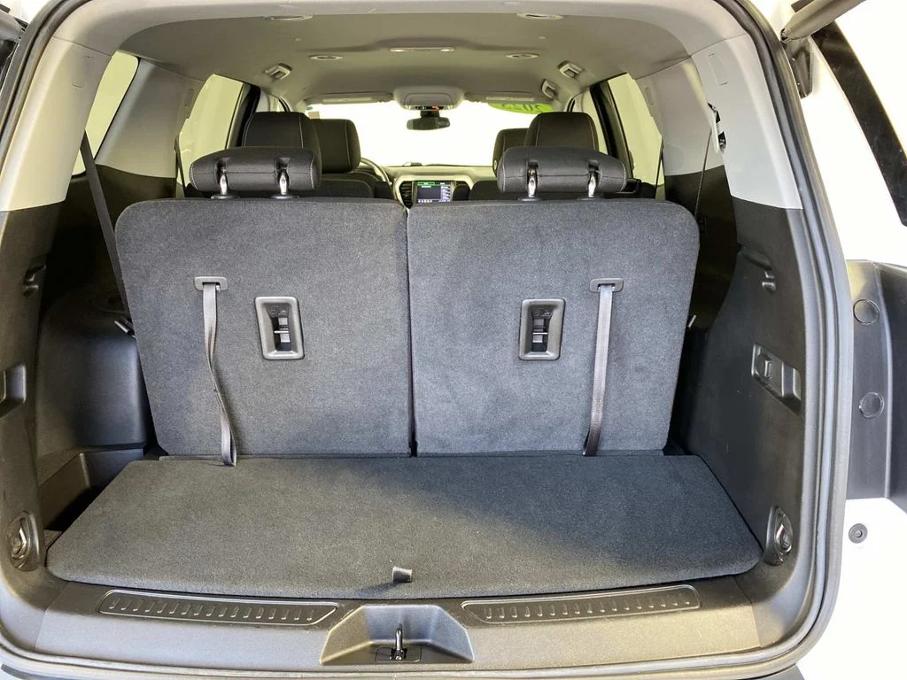 Used 2023 White GMC SLE image 8